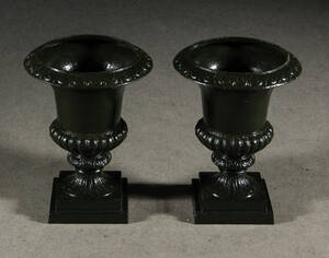 Urnor, bemålat grönt gjutjärn, höjd 43 cm 2 Denna vara har satts till omförsäljning under nytt varunummer4117545