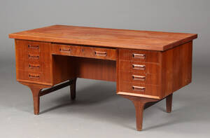 Dansk møbelproducent. Fritstående skrivebord, teaktræ