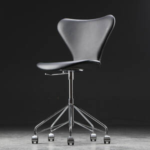 Arne Jacobsen. Kontorstol, model 3117, sort læder