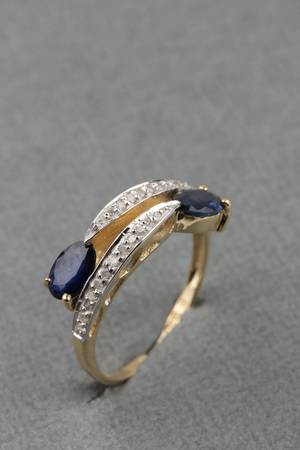 Ring med safirer og diamanter