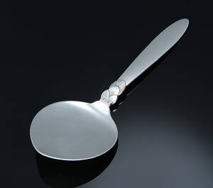 Gundorph Albertus for Georg Jensen. Kaktus serveringsspade af sterlingsølv, 1915-30