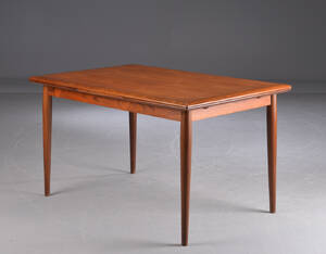 Møbelproducent. Spisebord af teak 