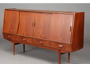 Dansk møbelproducent. Høj skænk, teaktræ, 1960erne