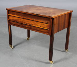 Dansk møbelproducent. Sybord fineret med palisander,