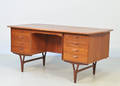 Dansk Møbelproducent. Fritstående skrivebord i teak. 1950erne