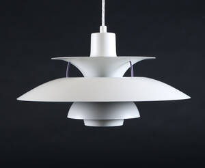 Poul Henningsen. PH5 pendel med skærme af hvidlakeret aluminium, Ø 50 cm