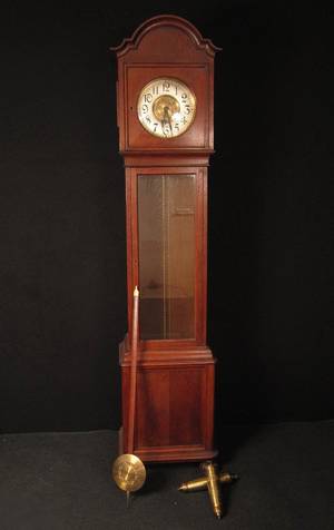 Standuhr mit Pendel und Gewichten