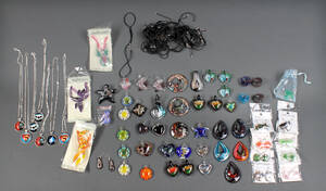 Samling af smykker af muranoglas m.m