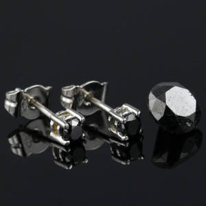 Par ørestikker og en løs sort diamant.