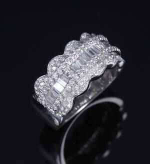 Moderne diamantring af 18 kt. hvidguld, i alt ca. 1.04 ct