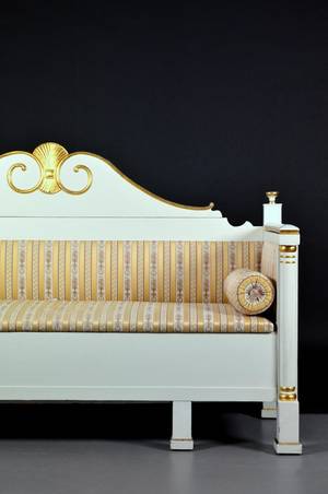 Soffa i gustaviansk stil, vitmålad med dekor i guld