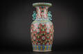 Kinesisk vase af porcelæn med cloisonné emalje. 1800-tallet