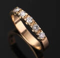 Alliancering udført af 14 kt guld prydet med fem brillantslebne diamanter, samlet ca.0.60 ct. Denne vare er sat til omsalg under nyt varenummer 4744173