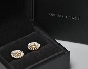 Georg Jensen. Et par Daisy ørestikkere af 18 kt. guld med hvid emalje og brillanter. 2 Denne vare er sat til omsalg under nyt varenummer 4717056