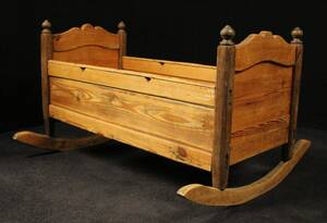 Antike Kinderwiege, teilrestauriet.  
