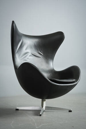 Arne Jacobsen, Ægget sort læder
