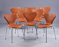 Arne Jacobsen. Et sæt på otte stole Syveren, model 3107, cognacfarvet analin læder, Ny siddehøjde 46,5 cm. 8