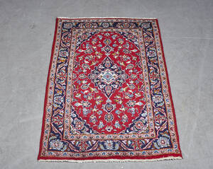 Orientalsk håndknyttet tæppe. 154 x 93 cm