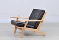 Hans J. Wegner 1914-2007 Hvilestol af eg, model GE-370 i læder