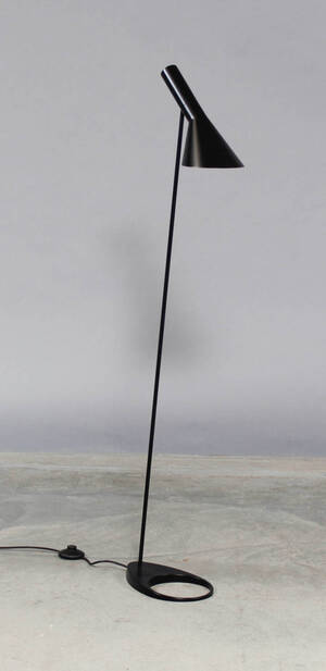 Arne Jacobsen 1902-1971. AJ standerlampe af sortlakeret metal.