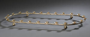 Oval stage af metal med 24 lysholdere