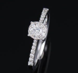 Brillantring af 18 kt. hvidguld, i alt ca. 0.25 ct. GVS-Si