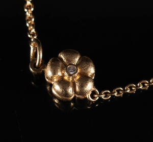 Ole Lynggaard. Armbånd med brillantprydet blomsternøglelås