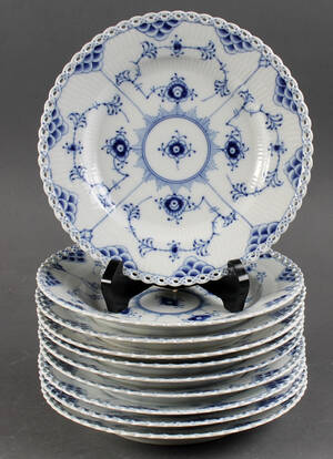 Royal Copenhagen. Ti Musselmalede helblonde middagstallerkener 10