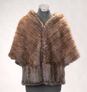 Poncho-jakke af strikket mink. Scanbrown. Str. 38