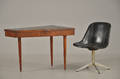 Stol med sort kunstlæder samt trebenet, trapezformet skrivebord i wengé 2