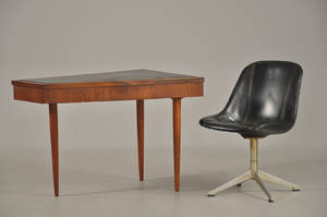 Stol med sort kunstlæder samt trebenet, trapezformet skrivebord i wengé 2
