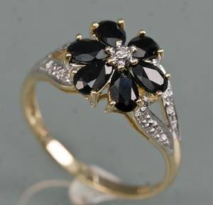 Blomsterring med safirer og diamanter