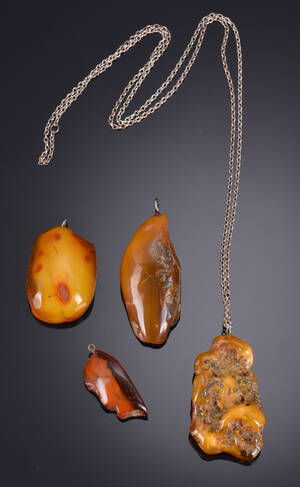 Fire vedhæng af rav samt, vægt ca. 36 gram 4