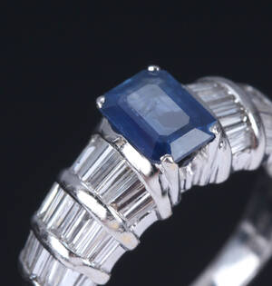 Safir- og diamantring af 18 kt. hvidguld. Safir ca. 1.02 ct. Diamanter i alt ca. 1.00 ct Denne vare er sat til omsalg under nyt varenummer 4318302