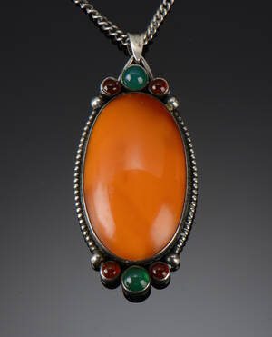 Skønvirke vedhæng prydet med rav Denne vare er sat til omsalg under nyt varenummer 4326421