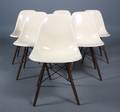 Charles Eames Sæt på seks skalstole af råhvid glasfiber, model DSW 6
