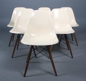 Charles Eames Sæt på seks skalstole af råhvid glasfiber, model DSW 6