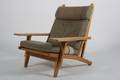 Hans J. Wegner 1914 -2007. Lænestol af eg model 375.