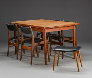 Dansk møbelproducent. Bord med hollandskudtræk med fire stole samt skammel 6