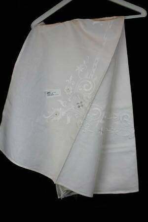 VIT BRODERAD DUK 144 X 140 CM