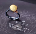 Ole Lynggaard. Lotus ring af oxideret sterlingsølv med detaljer af guld