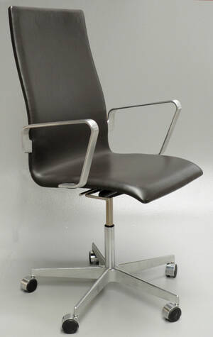 Arne Jacobsen. Oxford kontorstol med armlæn,betrukket  med læder, model 3273 