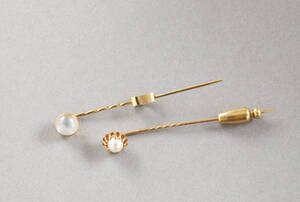 Kravattnålar i guld med pärla och sten