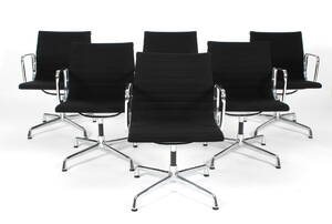 Charles Eames. Et sæt på seks kontorstole med sort hopsak, model EA-107. 6