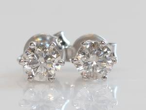 Par brillantørestikker, ca. 0.60 ct. 2
