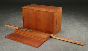 Poul Cadovius. Væghængt reolsystem af teaktræ 8