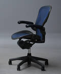 Donald Chadwick  William Stump multijusterbar kontorstol,  model Aeron Blue  str. medium B 