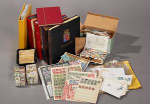 Stor flyttekasse med mange fyldte indstiksbøger