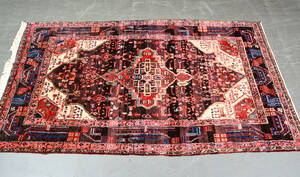Handknuten persisk matta. 258 x 143 cm