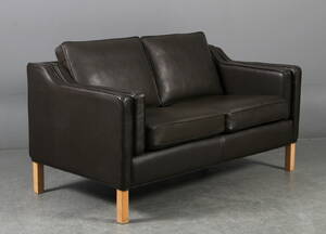 Dansk Møbelproducent. To pers. sofa med kraftig læder.
